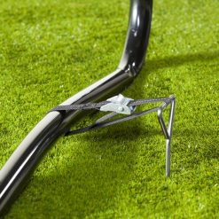 Salta verankerinsset bevestigd in gras